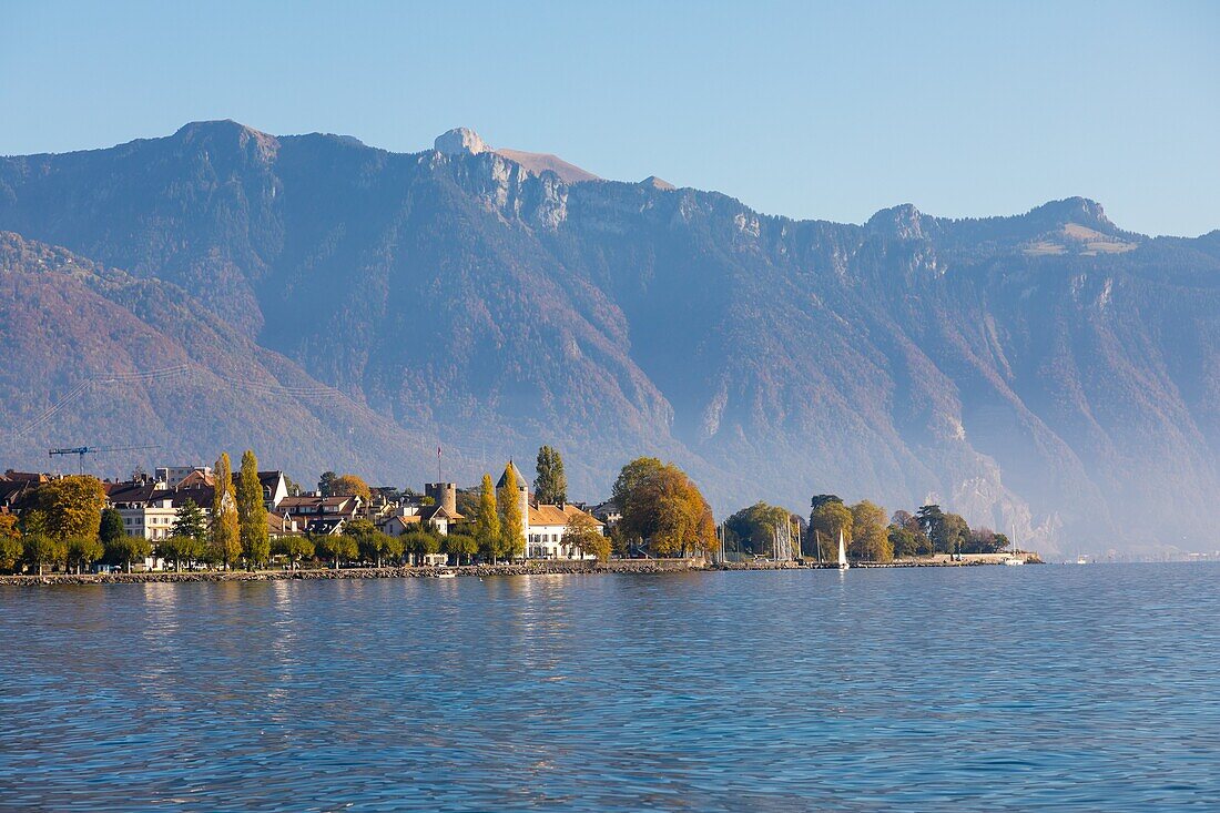 Paddler in der Nähe der Vevey-Gabelung im Genfer See, Skulptur des Schweizer Künstlers Jean-Pierre Zaugg zum 10-jährigen Jubiläum des alimentarium, the fork, nestle museum, offbeat, genfersee, vevey, kanton wadt, schweiz