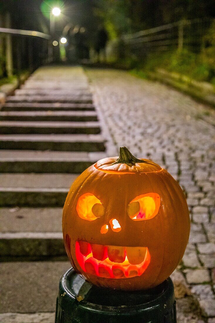 Gruseliger Kürbis, geschnitzt für Halloween in einer Straße in Zürich, Angst, Schrecken, Offbeat, Tradition, Zürich, Schweiz