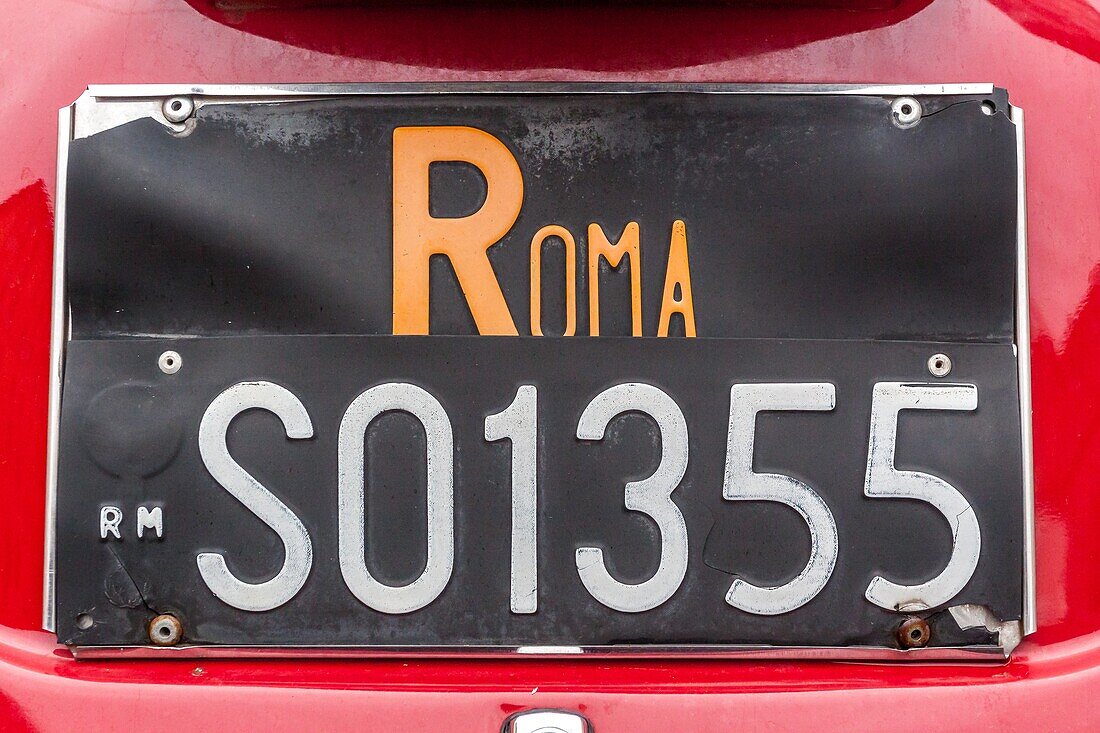 Altes römisches Nummernschild an einem Auto, Automobil, Traditionen, typisch italienische Aufnahme, Rom, Italien