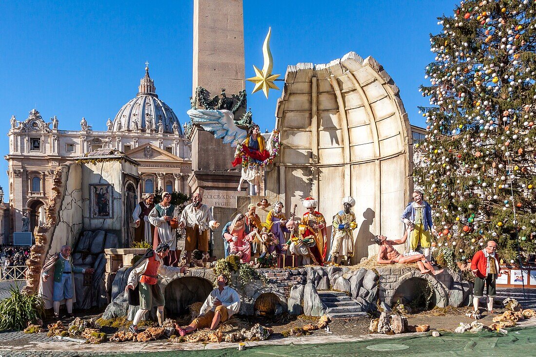 Krippenszene auf dem Petersplatz in Rom mit der Petersbasilika im Hintergrund, Vatikan, Rom, Italien