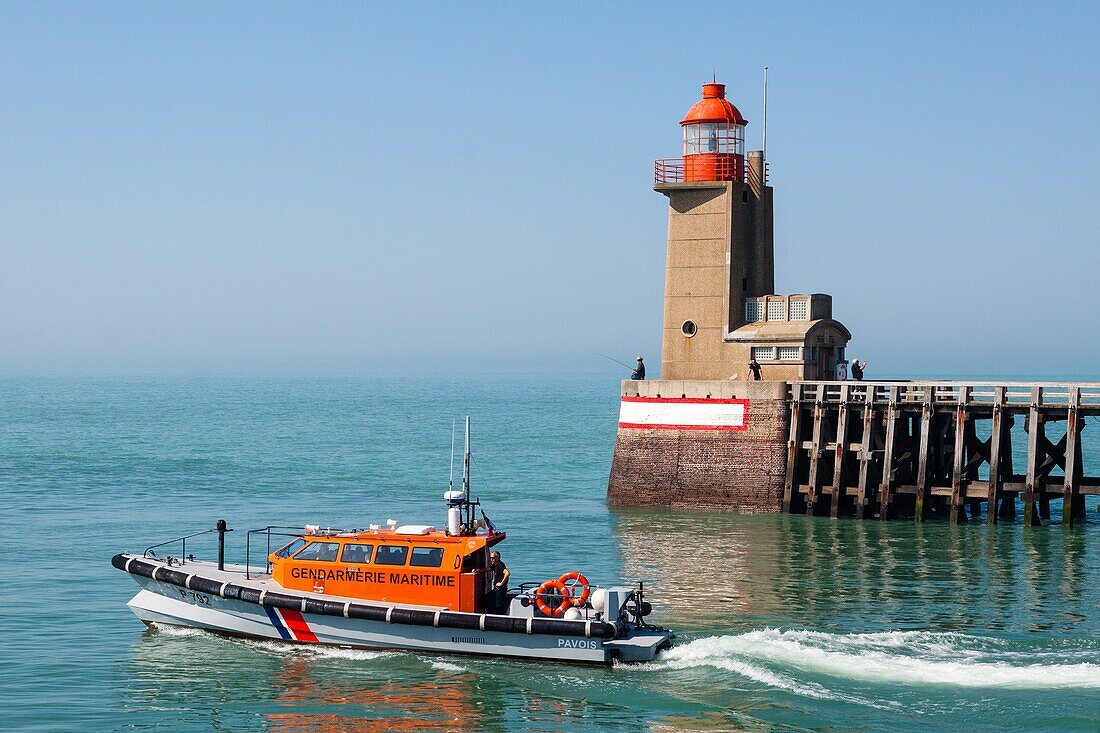 Schnellboot der Nationalen Gendarmerie beim Verlassen des Hafens von Fecamp mit Blick auf den Leuchtturm von Fecamp, Fecamp, Seine-Maritime, Normandie, Frankreich