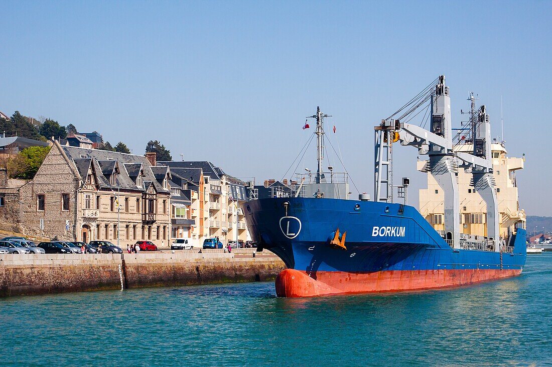Frachtschiff verlässt den Hafen von Fecamp, Fracht, Seeverkehr, Fecamp, seine-maritime, Normandie, Frankreich