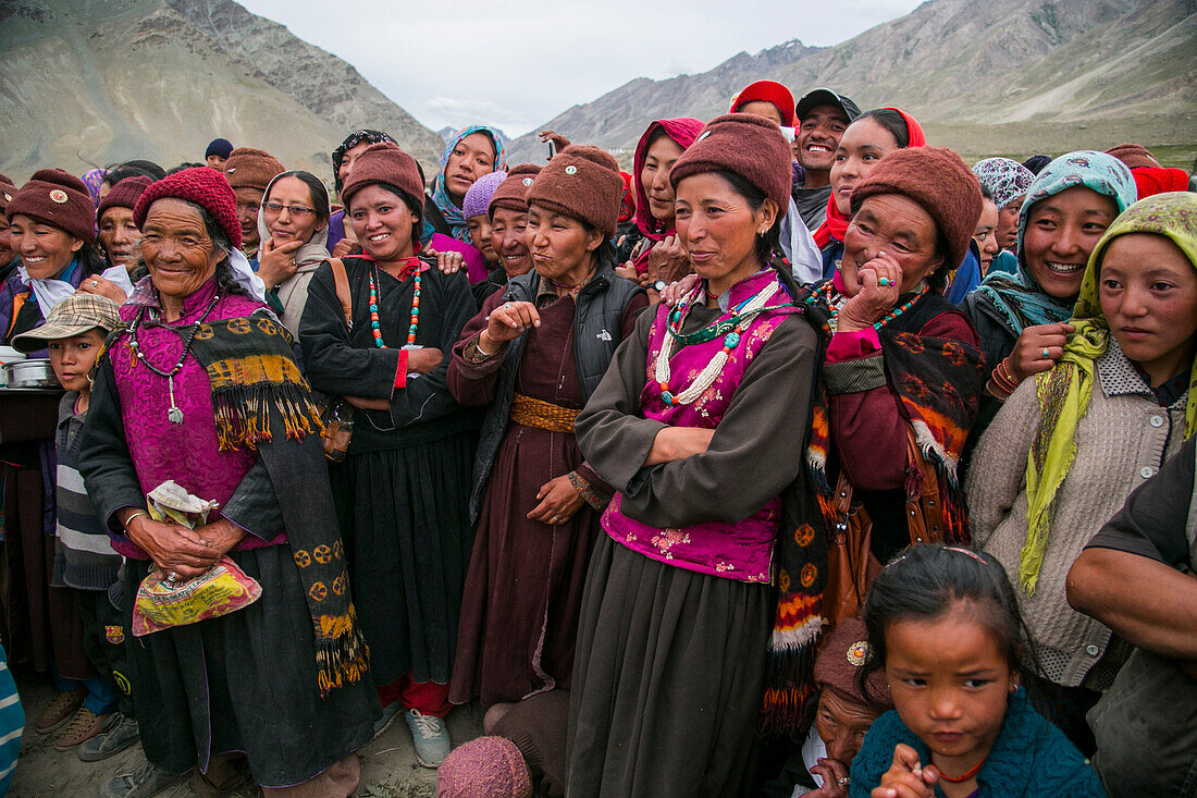 Musizieren und Tanzen während einer tibetischen Hochzeit im Zanskar-Tal, Nordindien.
