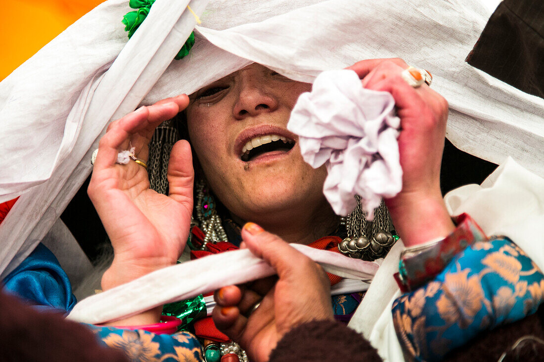 Die Braut während einer tibetischen Hochzeit im Zanskar-Tal, Nordindien.