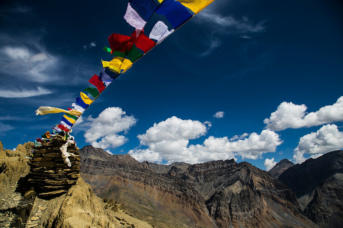 Gebirgspass mit Gebetsfahnen auf einem Trekking im Zanskar-Tal.