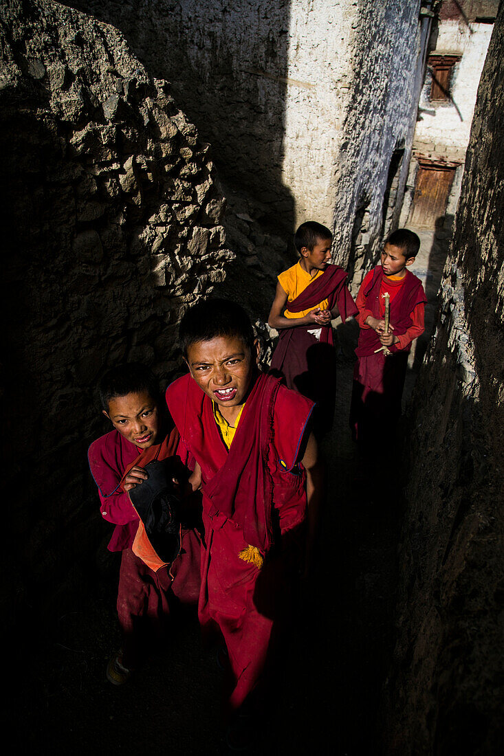 Buddhistische Mönche und Kloster im Zanskar-Tal, Nordindien.