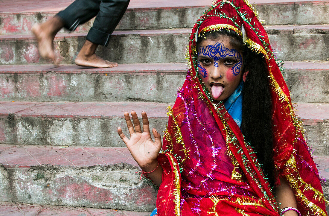 Hindu-Mädchen als Kali verkleidet