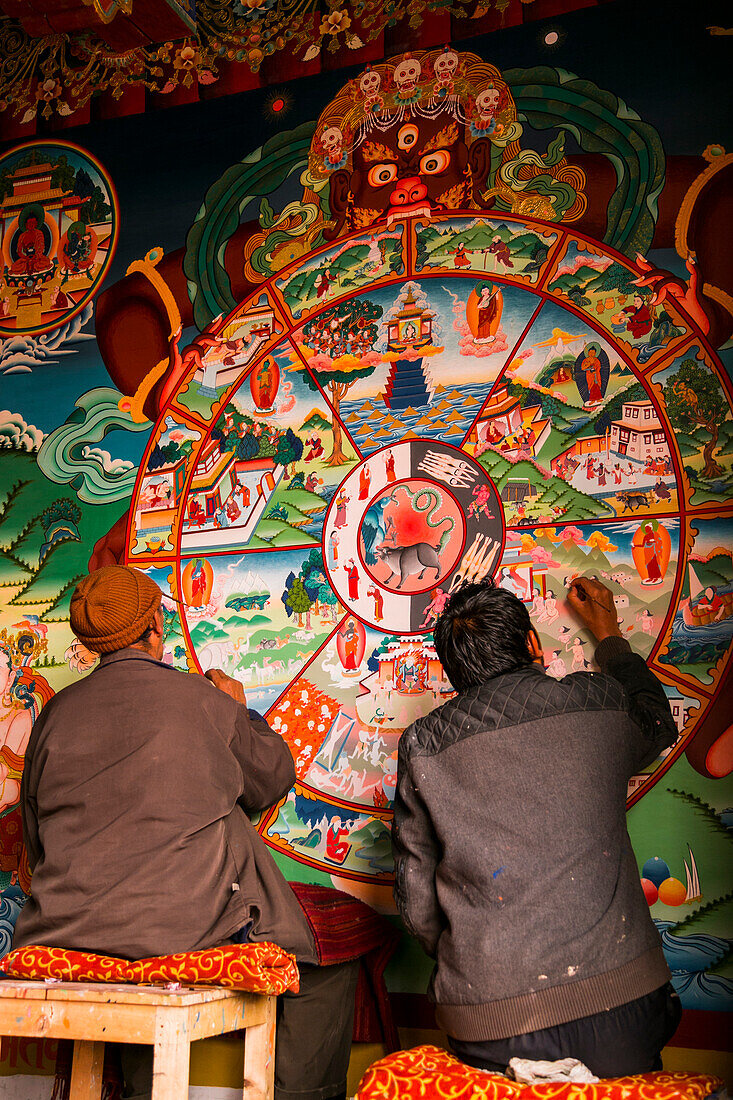 Männer malen ein Mandala in Ladakh, Nordindien.