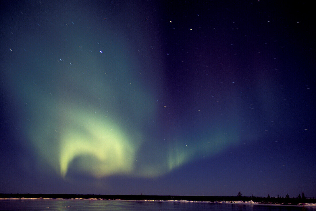 Aurora Borealis Nordlicht spiegelt sich im Tundra-See in der Nähe von Churchill, Manitoba, subarktisch, Nordkanada