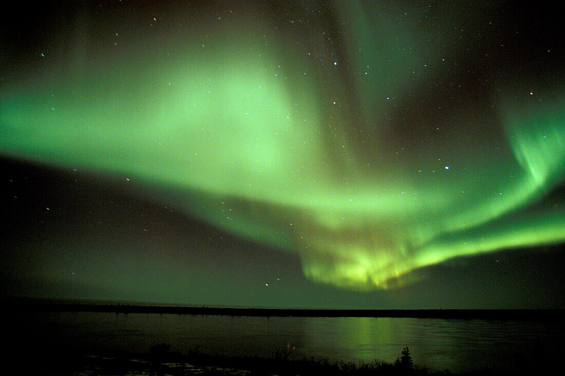 Aurora Borealis Nordlicht spiegelt sich in einem Tundra-See in der Nähe von Churchill, Manitoba, Subarktis, Nordkanada