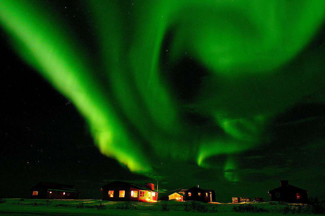 Aurora Borealis Nordlicht über der Tundra Lodge am Dymond Lake bei Churchill, Manitoba, subarktisch, Nordkanada