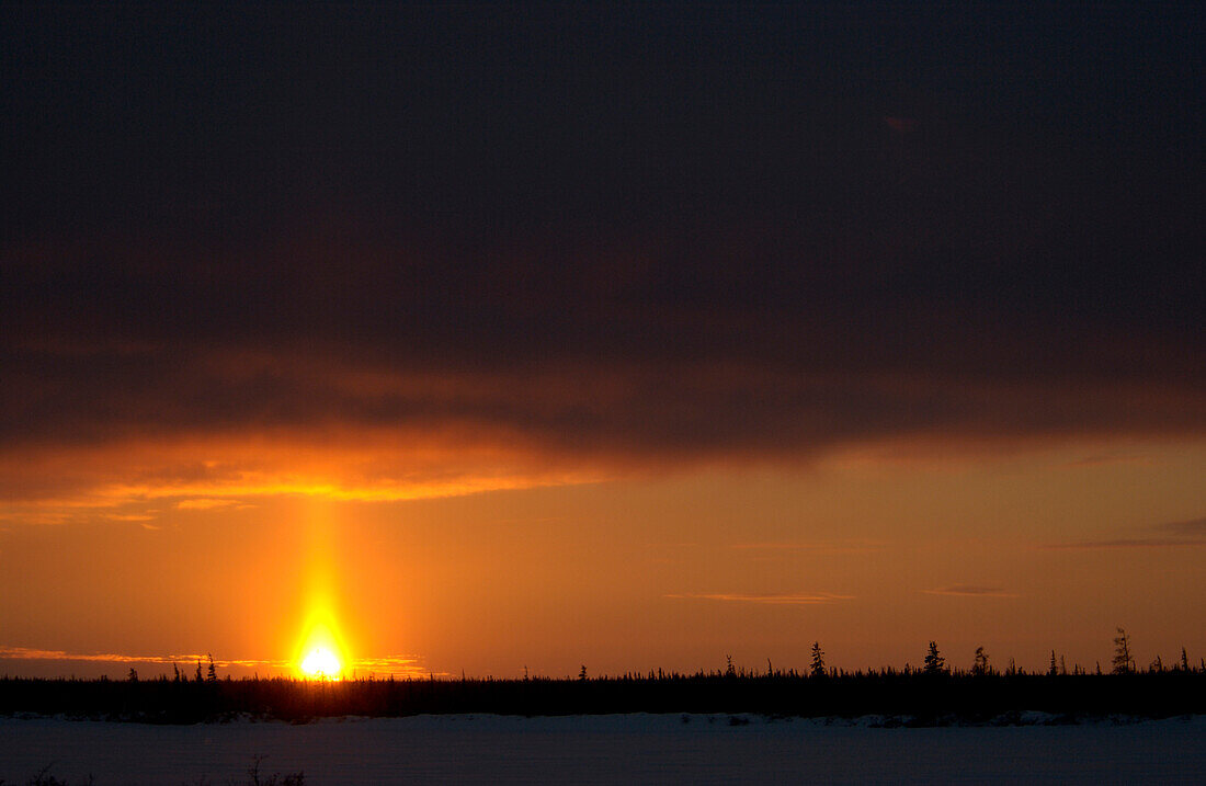 Kerzenflamme bei Sonnenuntergang im nördlichen subarktischen Kanada in der Nähe von Churchill, Manitoba