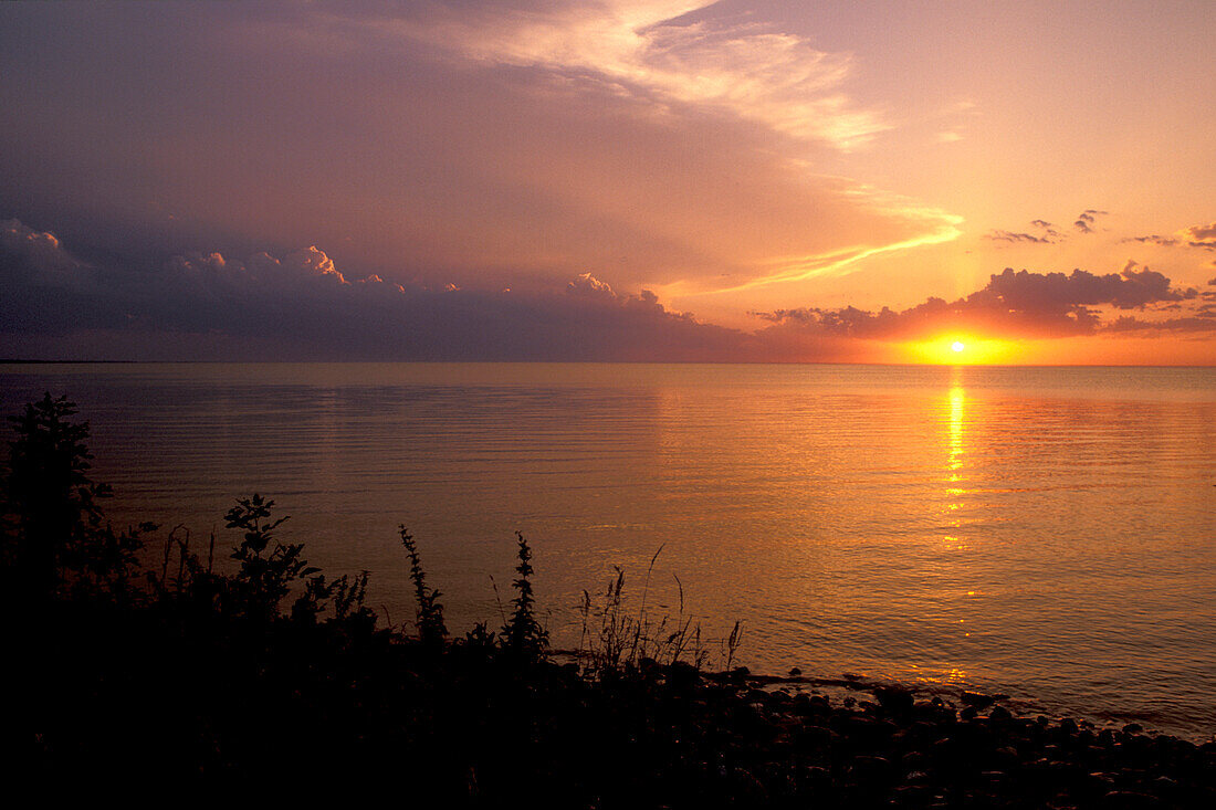 Sonnenaufgang Sturm und Nebel über dem Lake of the Woods bei Warroad Minnesota USA