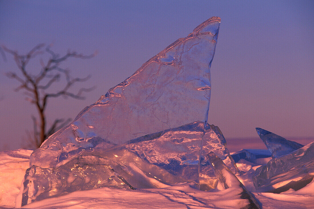 Klare Eiswinde bei Sonnenuntergang auf dem Lake Manitoba nahe Limestone Point Manitoba Kanada