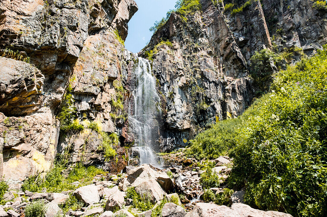 Butakovskiy-Wasserfall im Zailiysky-Alatau-Gebirge, dem größten Tian-Shan-Gebirge in Kasachstan