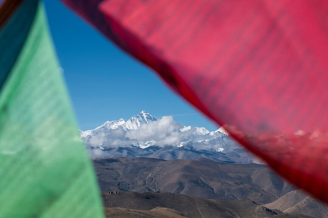 Tibetische Gebetsfahnen, Lhotse und die Nordwand des Mount Everest vom Pang-la-Pass aus