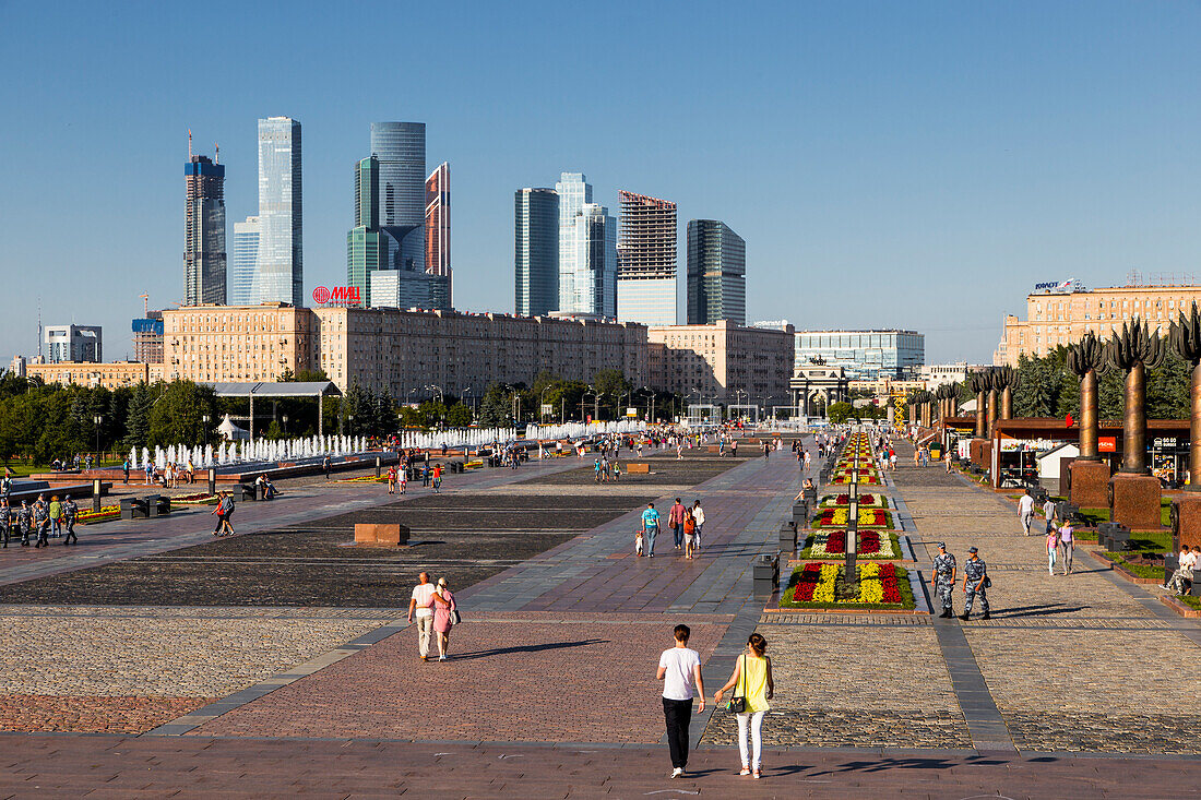 Spaziergänger im Victory Park auf dem Poklonnaya-Hügel zum Moscow International Business Centre