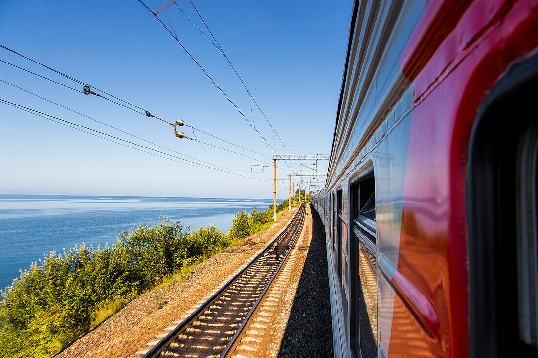 Der Transsibirische Zug zwischen Irkutsk und Ulan-Ude entlang des Baikalsees