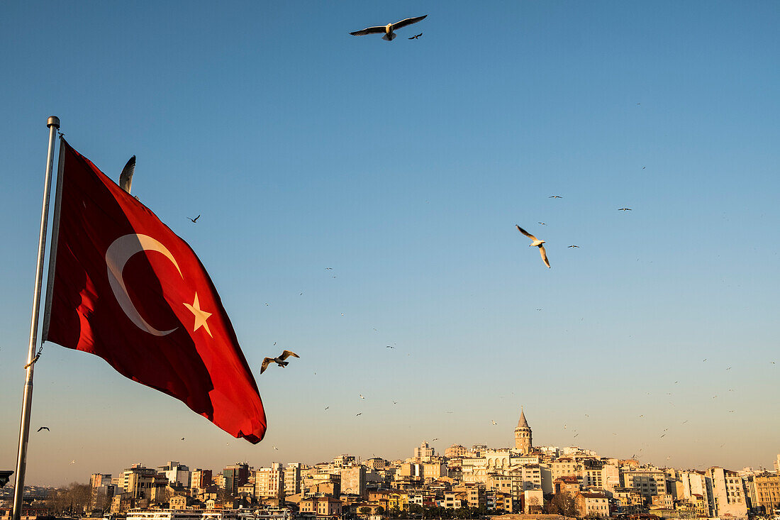 Das Galata-Viertel und der Galata-Turm während des Sonnenuntergangs vom Goldenen Horn in Istanbul aus gesehen