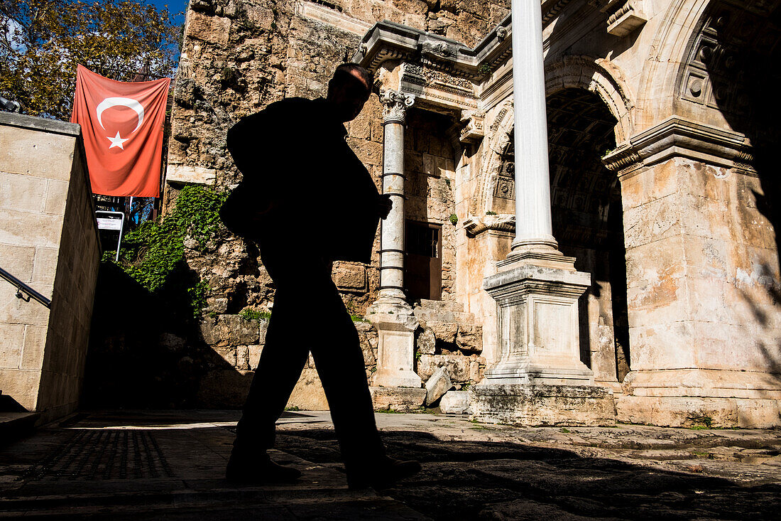 Antalyas schönstes Denkmal, das monumentale Tor, das in den Kaleiçi führt. Es wird Hadrianstor oder Dreifachtor genannt.