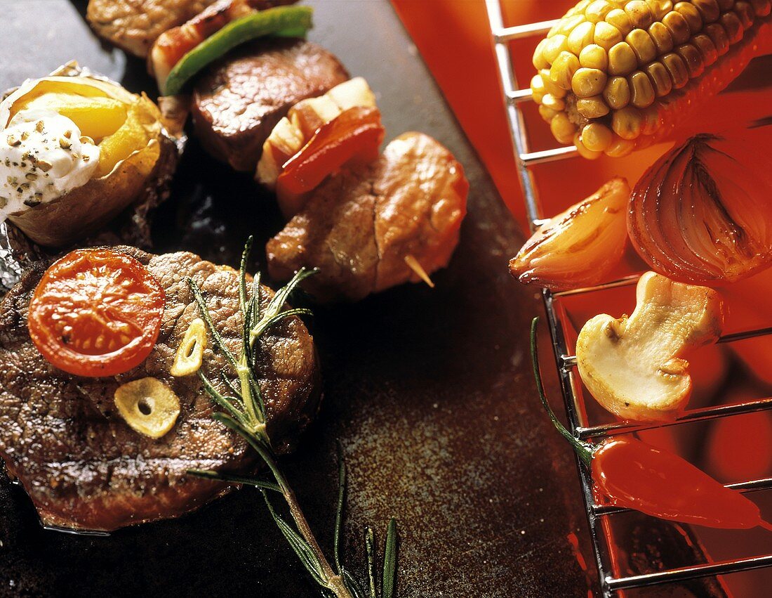 Gegrilltes Steak, Kartoffel, Schaschlikspiess & Grill-Gemüse