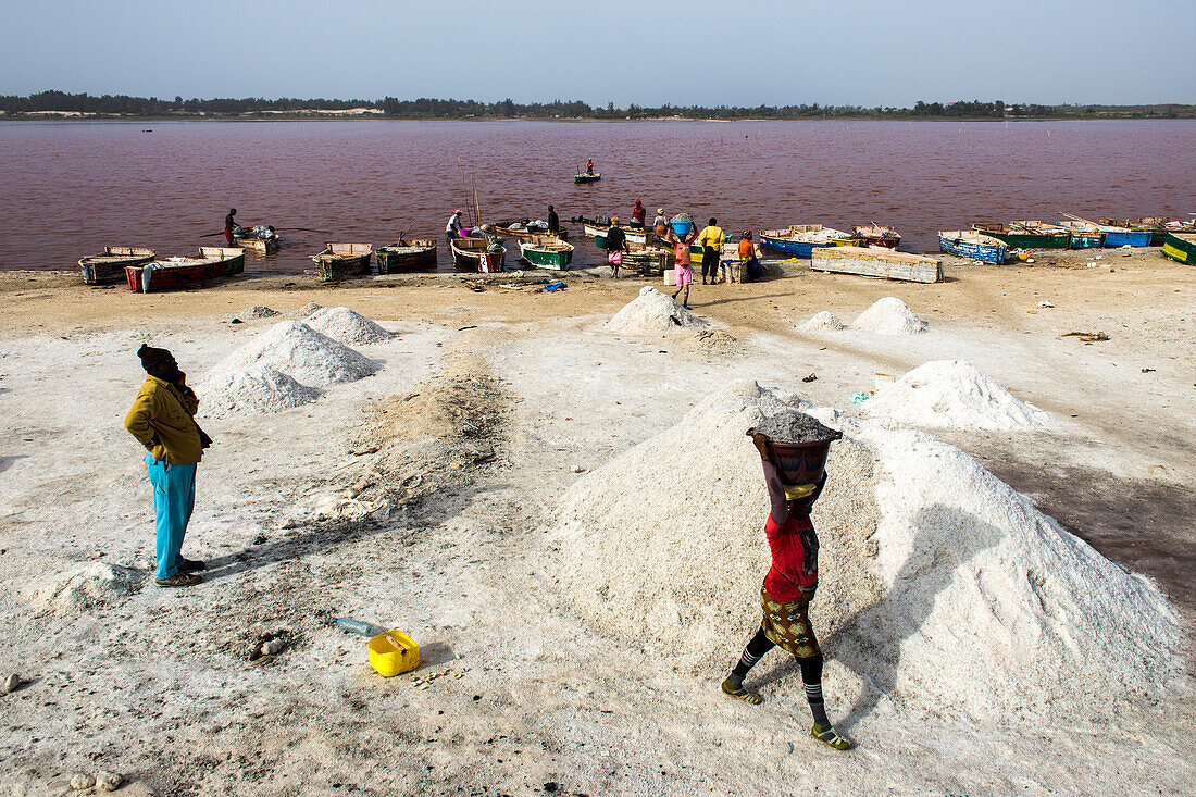 Salzsammler, die Salz für den Export in die Region sammeln. Der See ist für seinen hohen Salzgehalt bekannt.