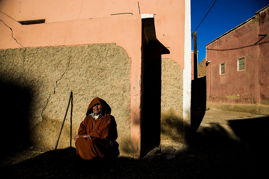 Alter Mann im Freien in der Region Tafrout im Anti-Atlas