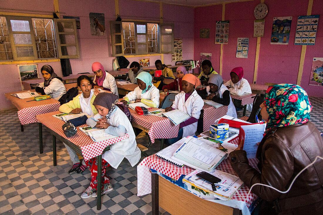 Schule mit Schülern und Lehrern in Merzouga