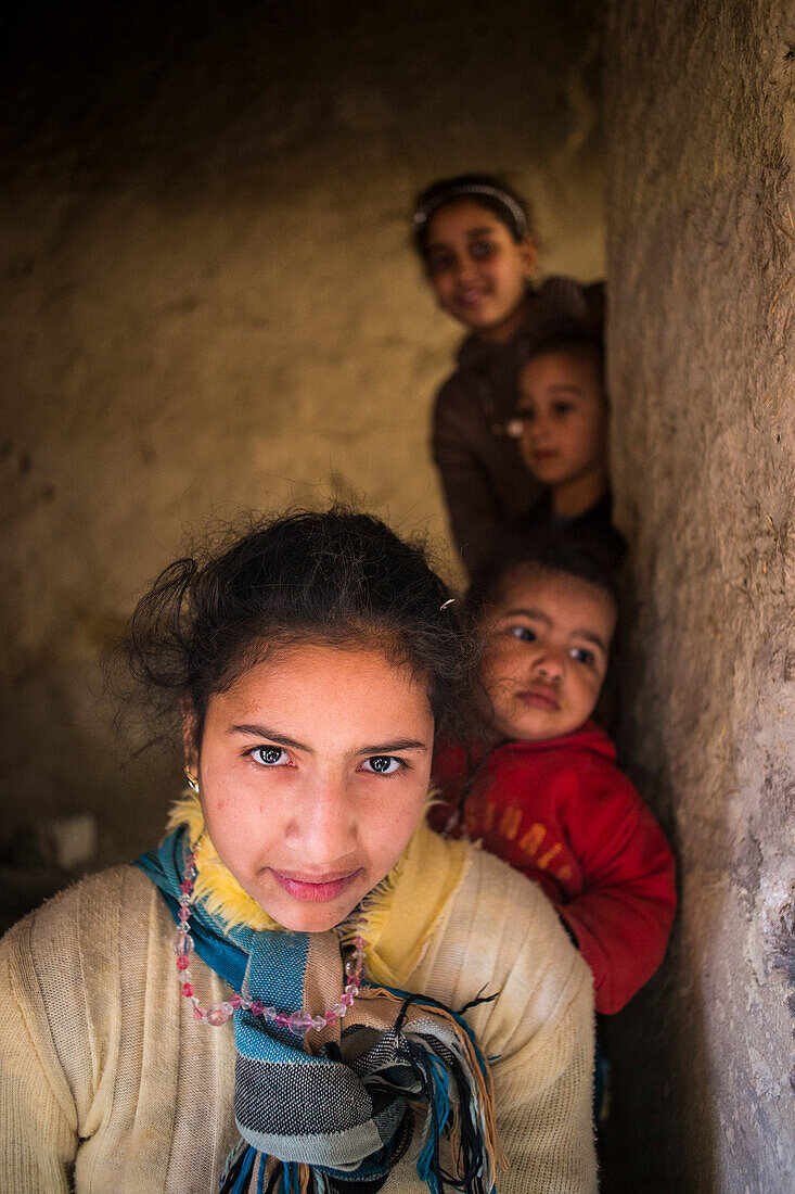 Menschen in einem Dorf in der Oase Rissani