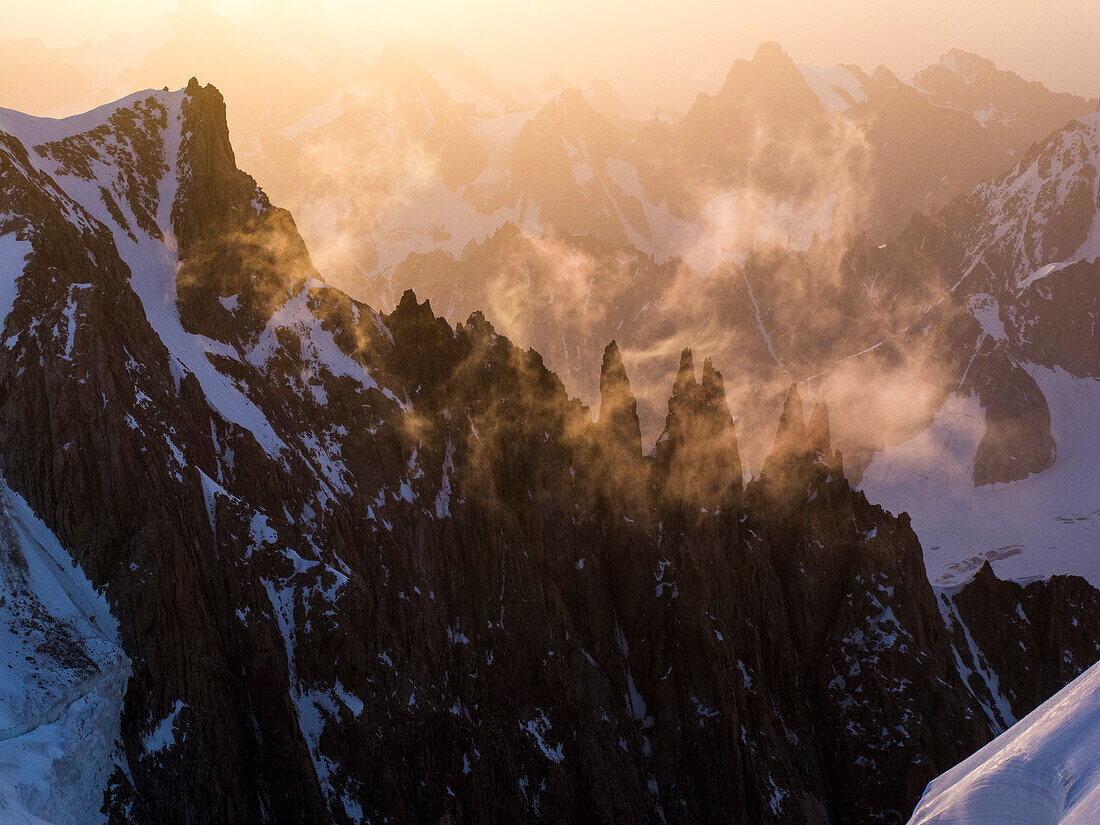Verschneite Alpenlandschaft im Mont-Blanc-Massiv bei Sonnenaufgang