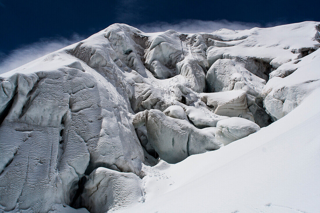 Verschneite Alpenlandschaft