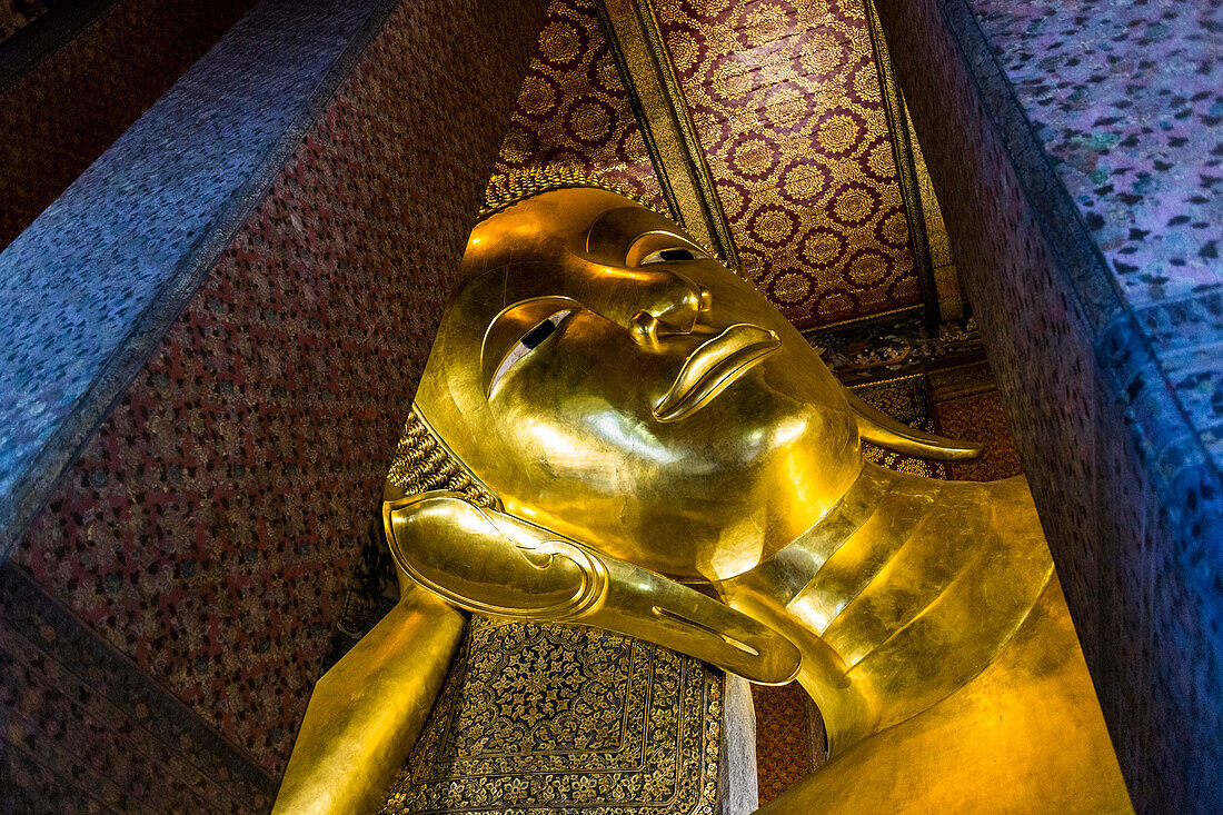 Gold Reclining Buddha in Wat Pho temple