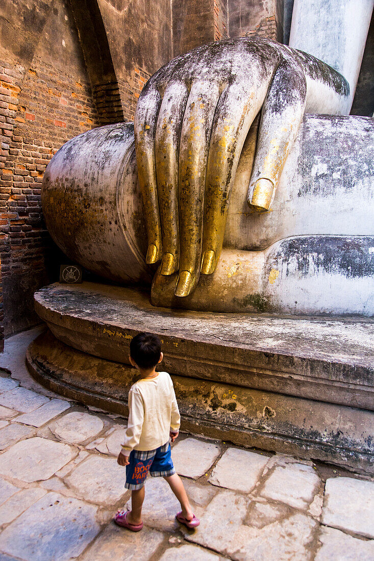 Buddhistischer Glaube im Wat Si Chum Buddha mit riesiger Statue