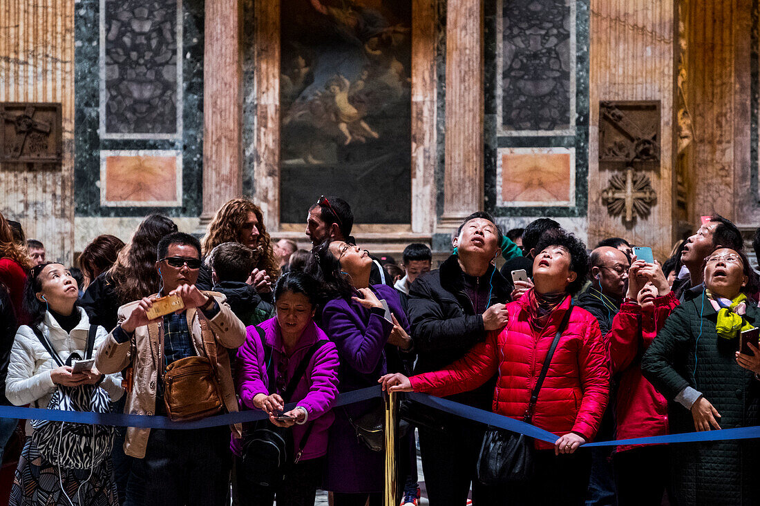 Touristen im Inneren des Pantheon-Tempels mit Blick auf die Kuppel