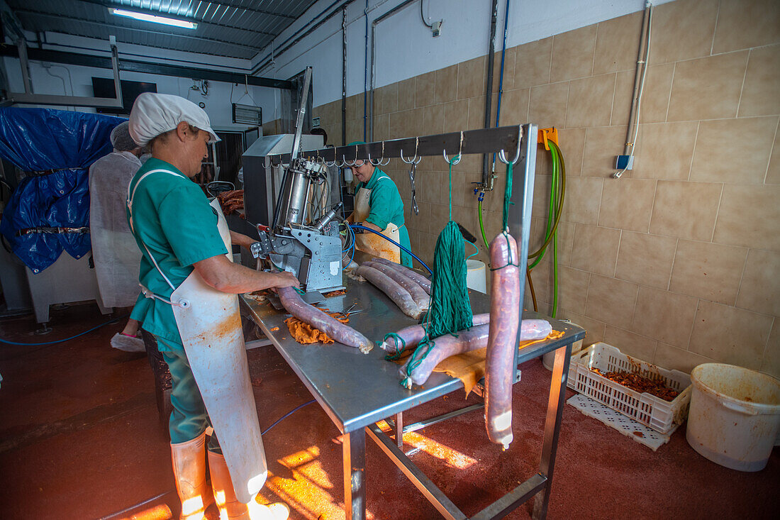 Herstellung von iberischem Schinken (Rohschinken), Puerto Gil, Spanien