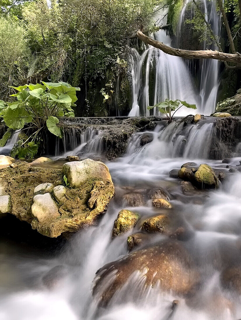 Sehr schöner Ort, weit weg von den üblichen touristischen Zielen; diese natürlichen Wasserfälle stammen vom Volturno, dem längsten Fluss Süditaliens