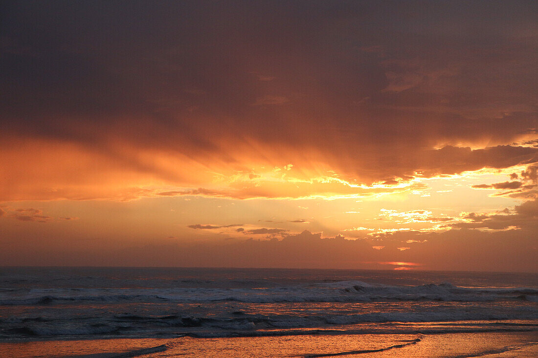 Schöner Sonnenuntergang am Strand von Jiquilillo, Chinandega, Nicaragua