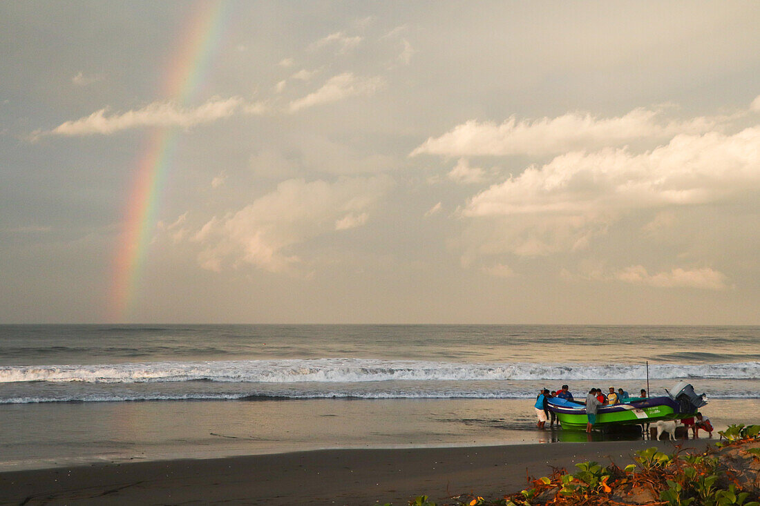 Einheimische Fischer in den letzten Momenten vor dem täglichen Fischfang, Jiquilillo, Chinandega, Nicaragua