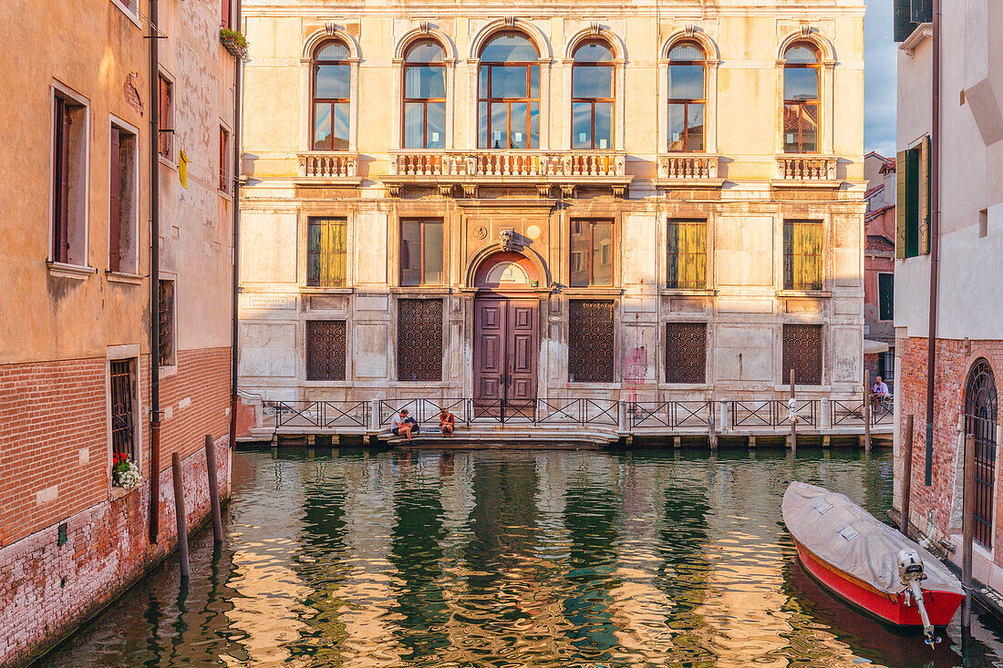 Touristen machen eine Pause vor dem Palazzo Diedo, Venedig, Venetien, Italien, Europa