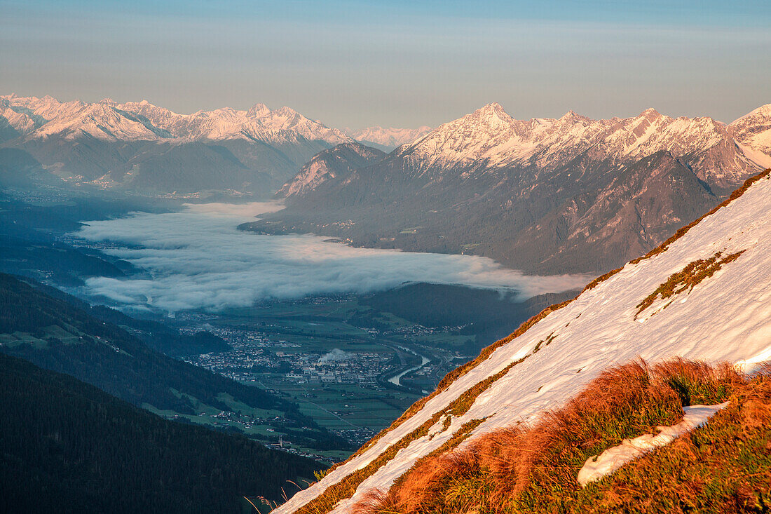 Das nebelverhangene Inntal in der Morgendämmerung, Kuhmesserberg, Schwazer Land, Innsbruck Land, Tirol, Österreich, Europa