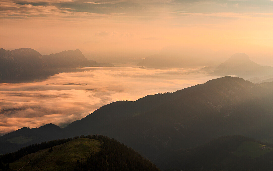 Ein nebliger Morgen im Inntal, Gratlspitze, Bezirk Kufstein, Innsbruck Land, Tirol, Österreich, Europa