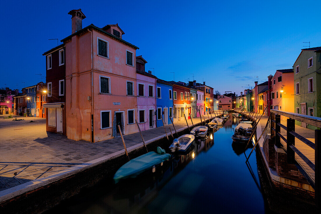 Fondamenta Cavanella mit seinem typischen Kanal vor Sonnenaufgang, Burano, Venedig, Venetien, Italien, Europa