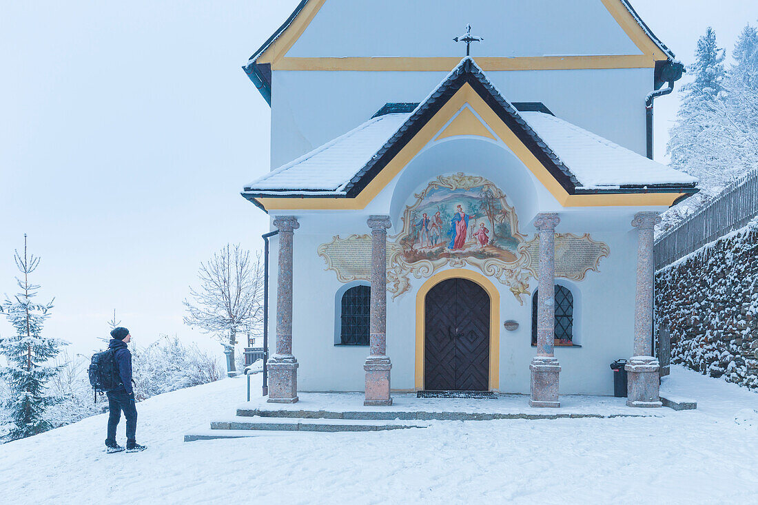 Die Kirche von Heiligwasser an einem verschneiten Tag, Igls, Innsbruck, Tirol, Österreich, Europa