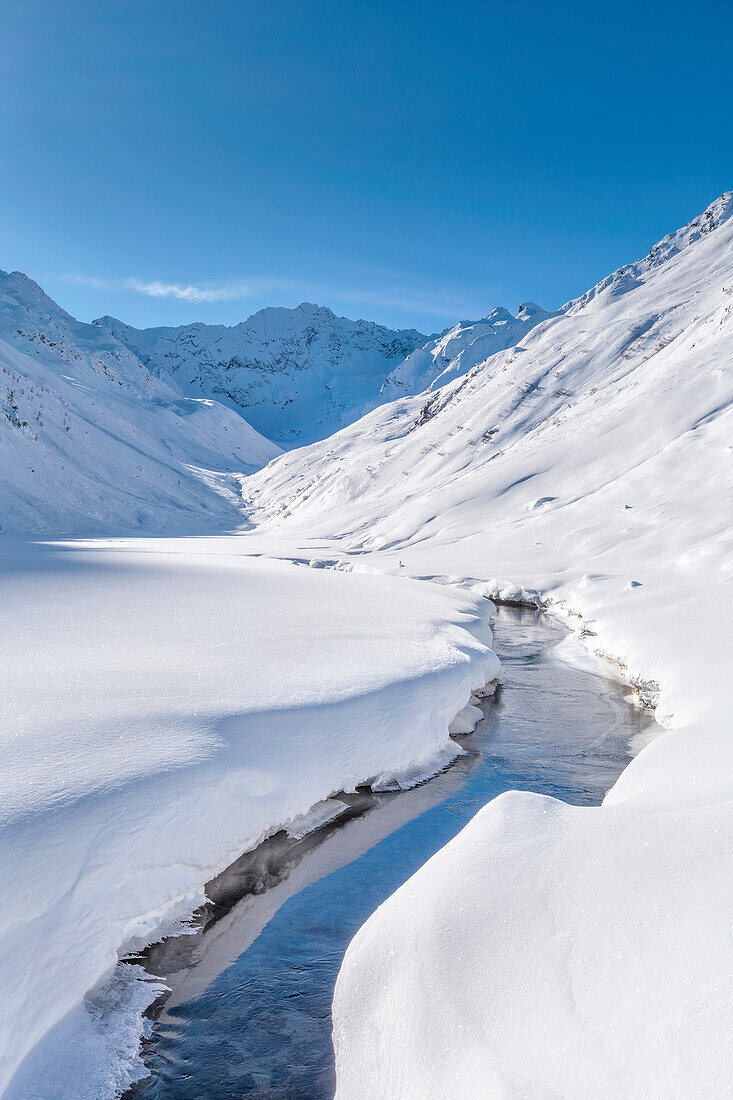 Der Wildbach im Fotschtal fließt durch den Schnee, Sellrain, Innsbrucker Land, Tirol, Österreich, Europa