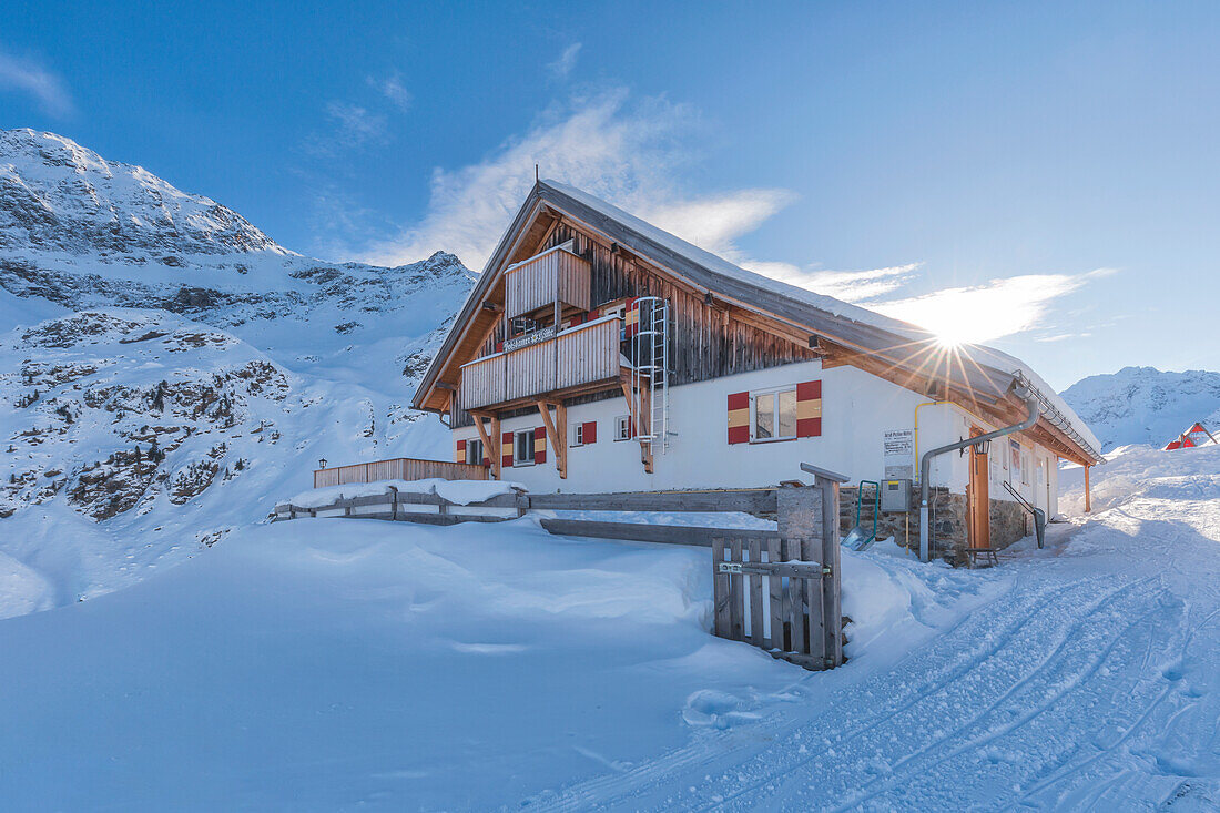 Potsdamer Hütte an einem kalten Winternachmittag, Fotschtal, Sellrain, Innsbrucker Land, Tirol, Österreich, Europa