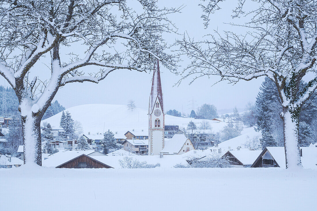 Das charmante Dorf Vill an einem verschneiten Morgen, Vill, Innsbruck, Tirol, Österreich, Europa