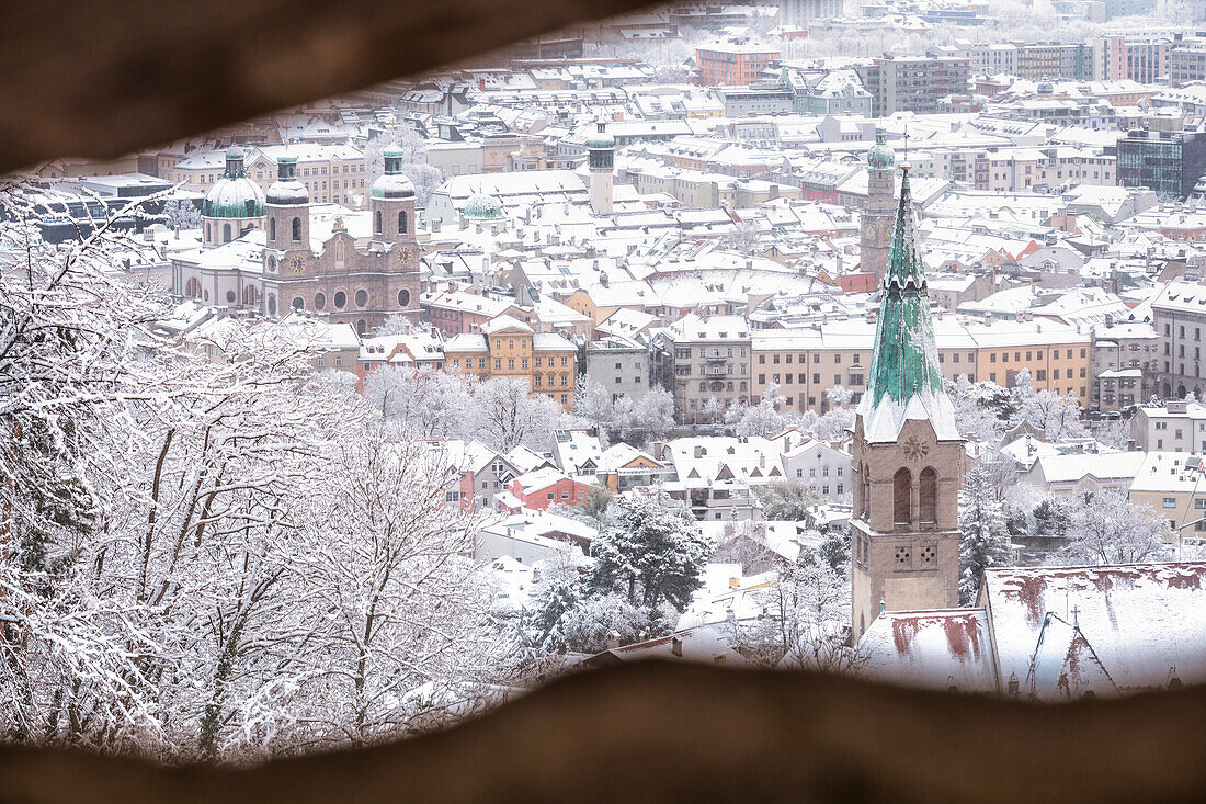 Die Innenstadt von Innsbruck an einem verschneiten Morgen mit dem Glockenturm der Sankt Nikolaus Kirche im Vordergrund, innsbruck, Tirol, Österreich, Europa