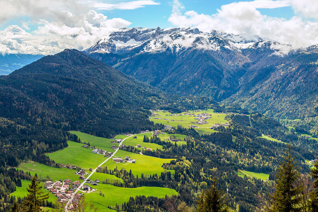 Der Blick auf das Brandenberger Tal mit dem Rofangebirge im Hintergrund, Region Brandenberg, Bezirk Kufstein, Tirol, Österreich, Europa