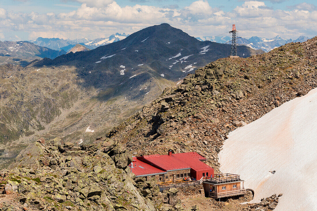 Die Glungezer-Hütte mit dem Malgrubler im Hintergrund, Tulfes, Innsbruck Land, Tirol, Österreich, Europa