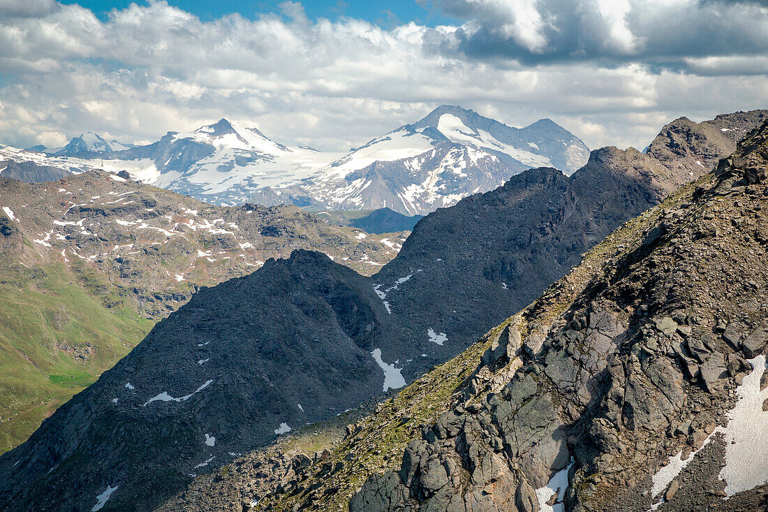 Die Ostwände der Tuxer Berge, insbesondere das Rosenjoch und die Gamslahner Berge, mit den Zillertaler Alpen im Hintergrund, Tulfes, Innsbrucker Land, Tirol, Österreich, Europa